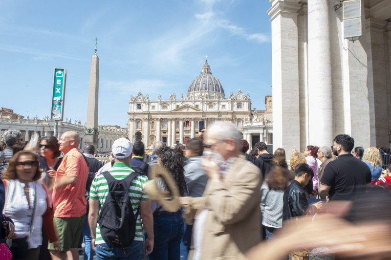 ITALY - REL - FAITHFUL AND PILGRIMS GATHER AT ST PETER'S SQUARE FOLLOWING THE DEATH OF POPE FRANCIS IN THE VATICAN - 2025/04/17