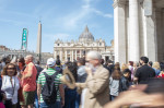ITALY - REL - FAITHFUL AND PILGRIMS GATHER AT ST PETER'S SQUARE FOLLOWING THE DEATH OF POPE FRANCIS IN THE VATICAN - 2025/04/17