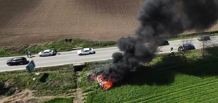 O mașină electrică a intrat într-un cap de pod și a luat foc pe DJ208. Pompierii din Iași au reușit să stingă flăcările după 2 ore