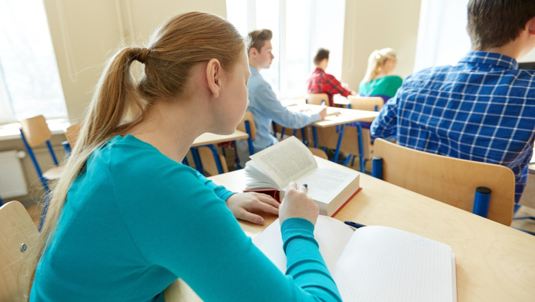 eleva citeste din mmanual scolar si scrie pe caiet