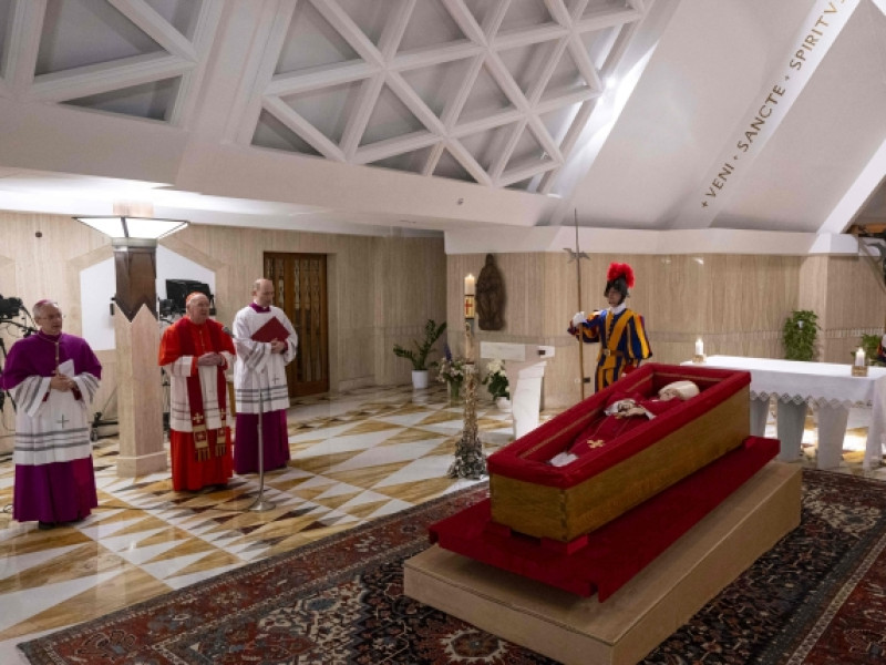 Corpul neînsuflețit al papei Francisc