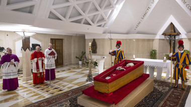Primele imagini cu trupul neînsuflețit al Papei Francisc au fost făcute publice