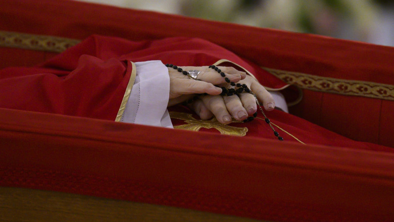 Ritalul de confirmare a decesului și depunerea trupului Papei Francisc în sicriu a avut loc în seara zilei de luni, 21 aprilie 2025, în capela de la parterul reședinței Casa Santa Marta, unde a locuit papa, în Vatican