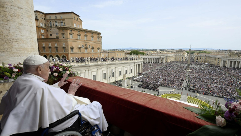 Le pape François salue les fidèles après la bénédiction Urbi et Orbi qui a suivi la messe de Pâques sur la place Saint-Pierre, au Vatican
