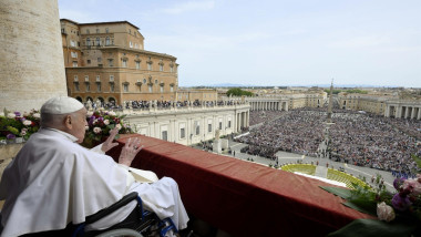 Le pape François salue les fidèles après la bénédiction Urbi et Orbi qui a suivi la messe de Pâques sur la place Saint-Pierre, au Vatican