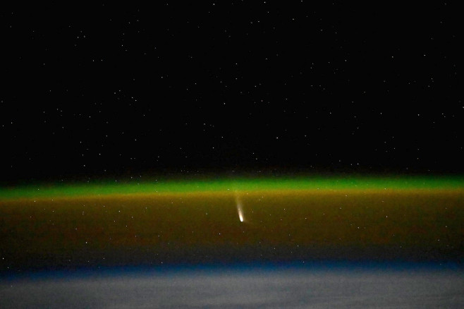 Astronauts work together to get jaw-dropping pictures of comet