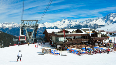turisti schi statiune alpina franta shutterstock_26166190