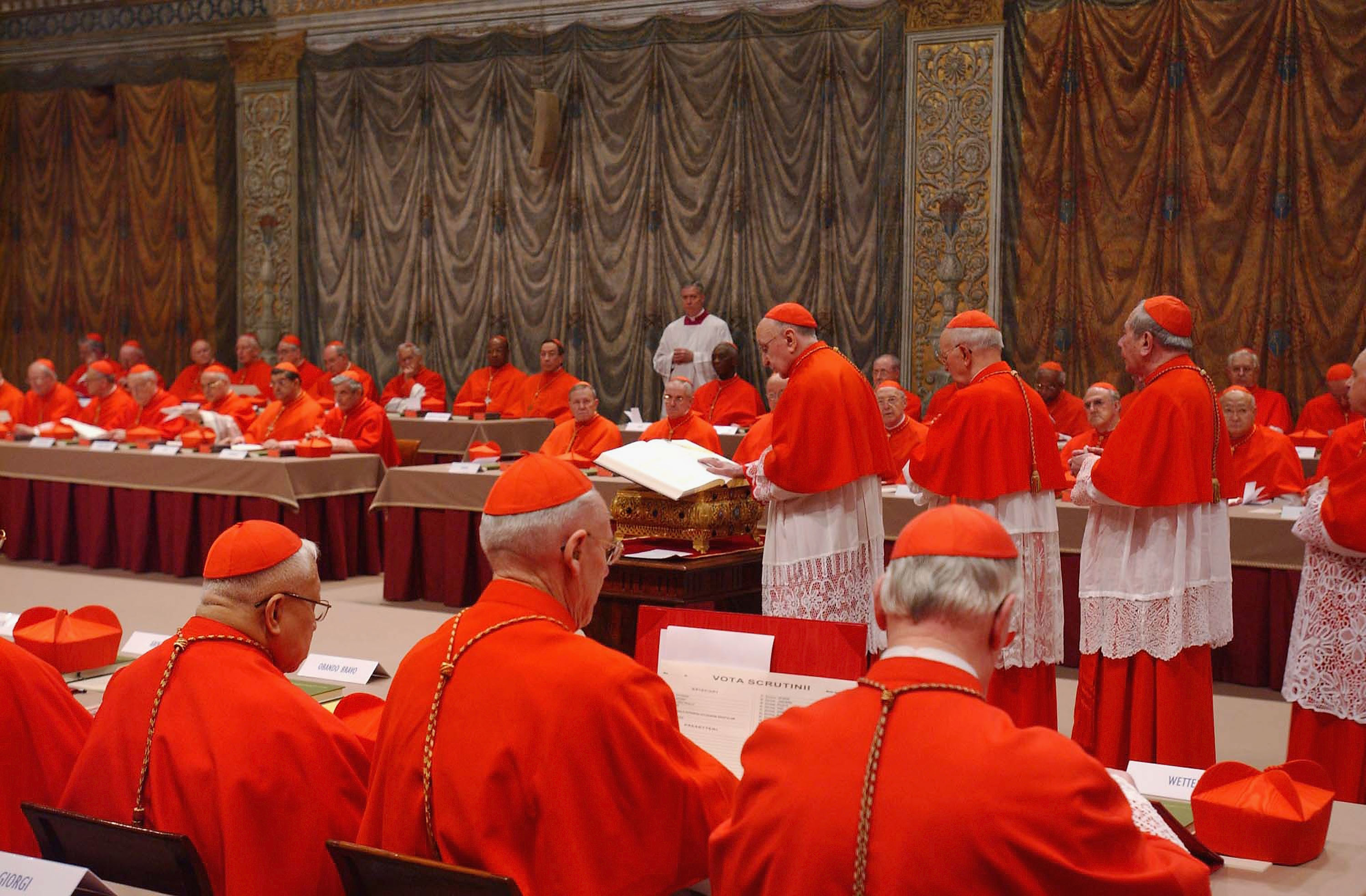 Când se va întruni conclavul pentru desemnarea noului papă: regulile alegerilor de la Vatican și cele mai frecvent alese nume papale