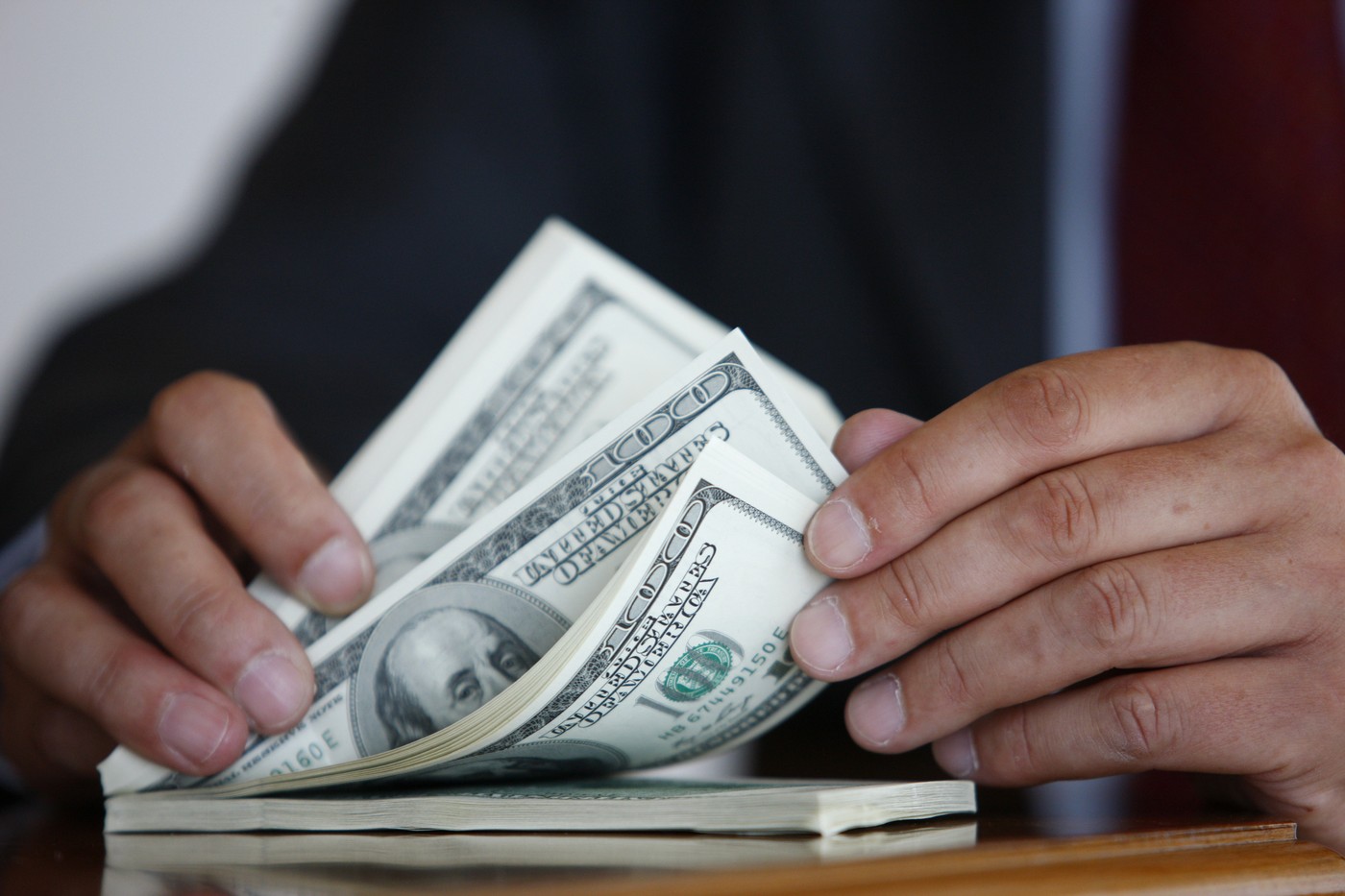 Dolarul american este în cădere liberă. De ce scade moneda SUA și ce impact are asupra economiei și consumatorilor