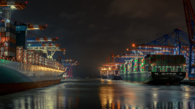 vase de transport containere în portul din Hamburg