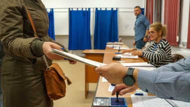 Ce nu ai voie să faci în secția de votare. Foto Shutterstock