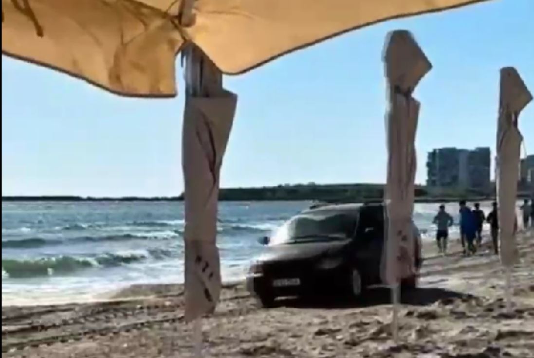 VIDEO O femeie a intrat cu maşina pe plaja din Mamaia și a rămas blocată în nisip. În autoturism se aflau şi doi copii