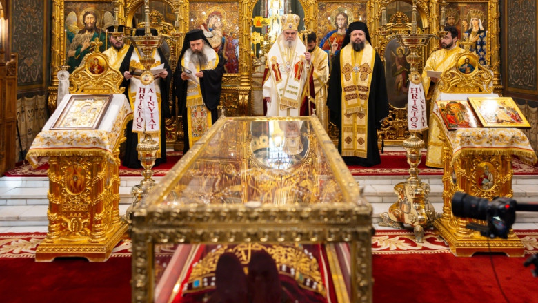 Moaştele Sfintei Împărătese Elena au ajuns la Mănăstirea Pantocrator. Pelerinii sunt aşteptaţi până pe 8 mai