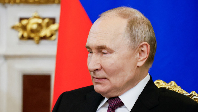 Vladimir Putin susţine că cetăţeni francezi luptă „alături de Rusia”