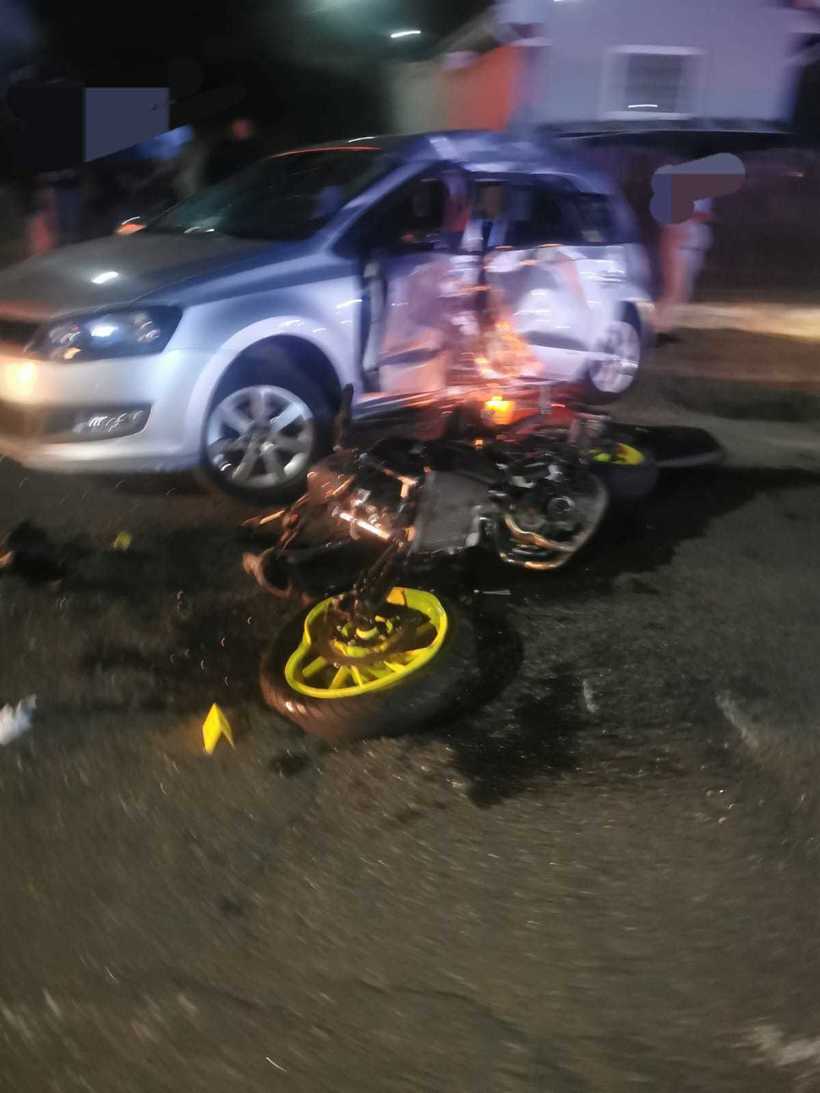 Accident grav între o maşină şi o motocicletă: Un tânăr de 19 ani a murit, iar alți patru au fost răniți