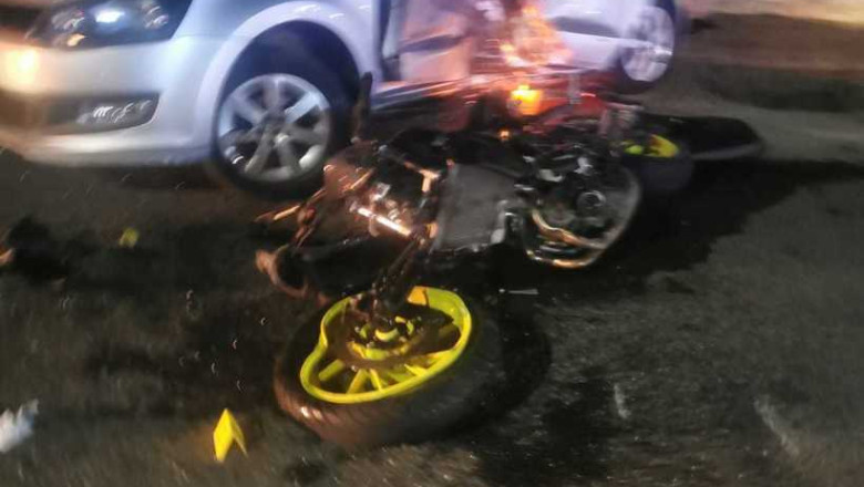 Accident grav între o maşină şi o motocicletă: Un tânăr de 19 ani a murit, iar alți patru au fost răniți