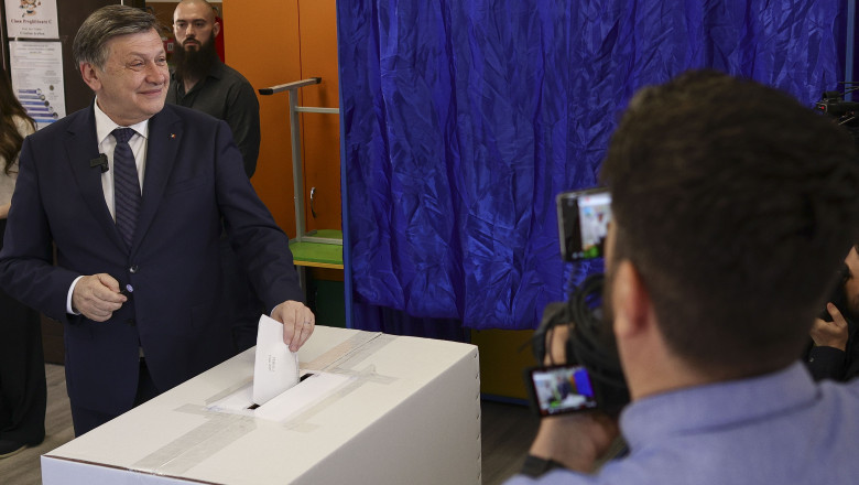 VIDEO  Crin Antonescu, la ieșirea de la urne: „Am votat pentru o Românie puternică, unită și demnă”