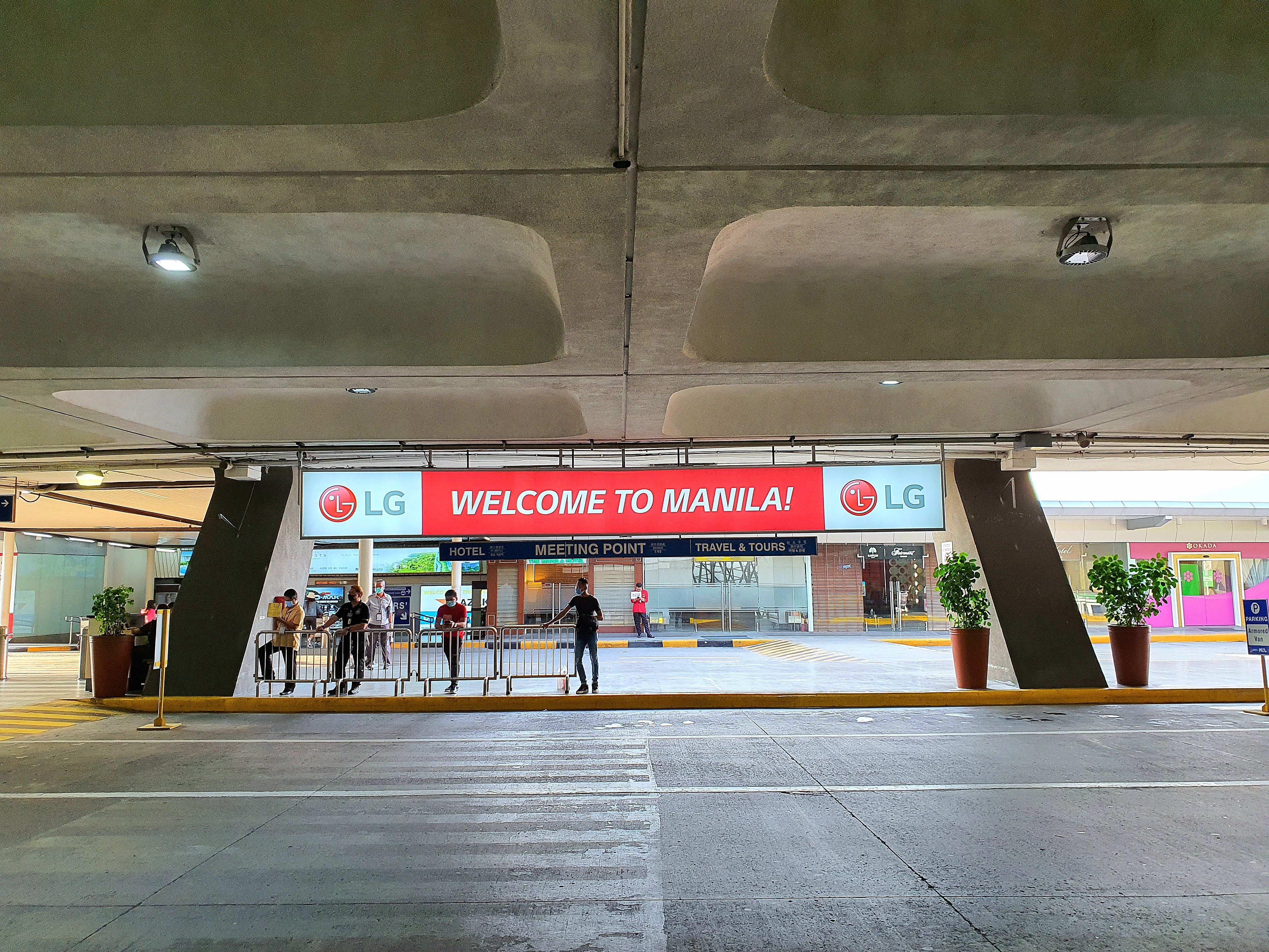O mașină a intrat cu viteză pe aleea zonei de plecări a aeroportului din Manila şi a ucis doi oameni, printre care și o fetiță de 5 ani