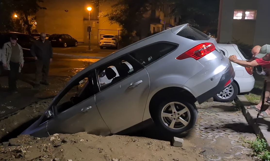 VIDEO Incident șocant într-o parcare din București: O mașină s-a prăbușit într-o groapă, după ce asfaltul s-a surpat