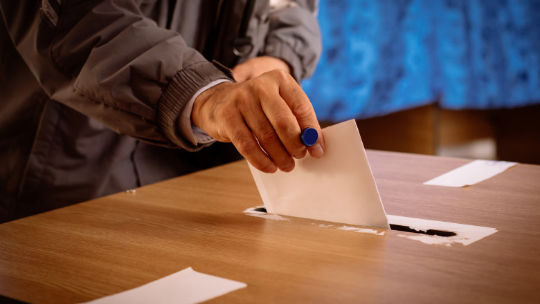 VIDEO  Alegeri prezidențiale 2025, turul 1: Bătrânii care merg de fiecare dată la vot. „Este o datorie de onoare a cetățeanului”