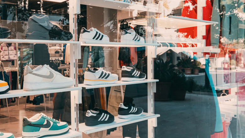 Companiile globale de încălțăminte, inclusiv Nike și Adidas, încearcă să scape de tarifele impuse de Trump