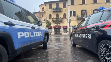 masina de politie si carabinier4i din italia
