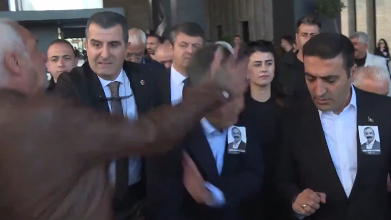VIDEO  Liderul opoziției din Turcia a fost atacat de către un bărbat, după o ceremonie de comemorare