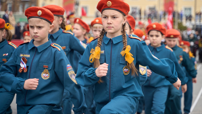 Rusia a organizat o paradă militară cu copii de șapte ani, îmbrăcați în uniforme ale diferitelor ramuri militare