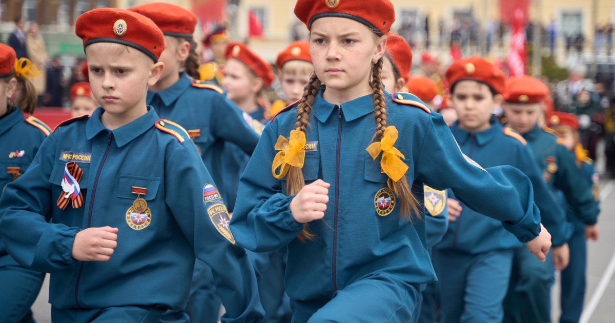 Rusia a organizat o paradă militară cu copii de șapte ani, îmbrăcați în uniforme ale diferitelor ramuri militare|EpicNews