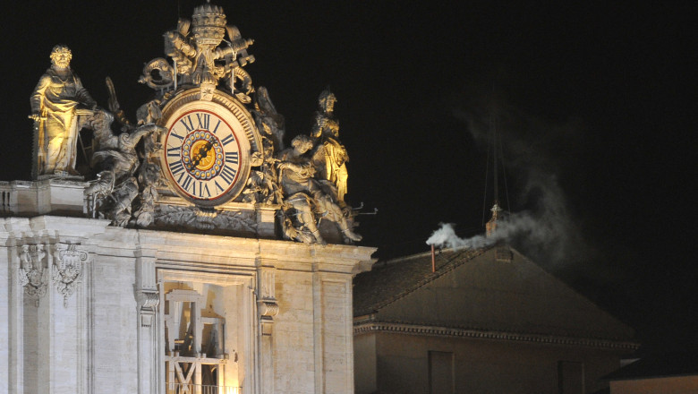 FOTO  Chimia din spatele semnalului de fum transmis în timpul alegerii papei. De ce folosește Vaticanul această metodă
