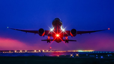 avion cargo decolează noaptea de pe aeroportul din Leipzig