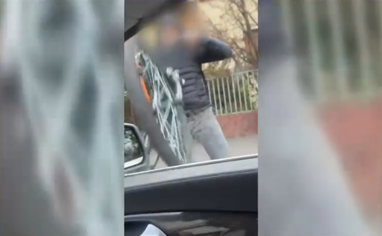 Incident violent în trafic, la Timișoara. Un biciclist a atacat o șoferiță și i-a spart parbrizul mașinii