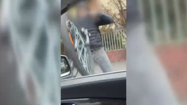 VIDEO  Incident violent în trafic, la Timișoara. Un biciclist a atacat o șoferiță și i-a spart parbrizul mașinii
