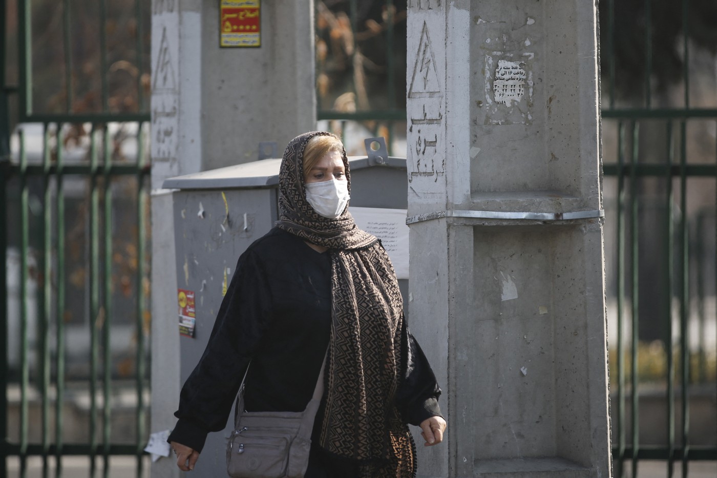 Peste 13 milioane de iranieni, izolați în locuințe din cauza unui nor dens de praf. Pe alocuri, vizibilitate nu depășește un kilometru