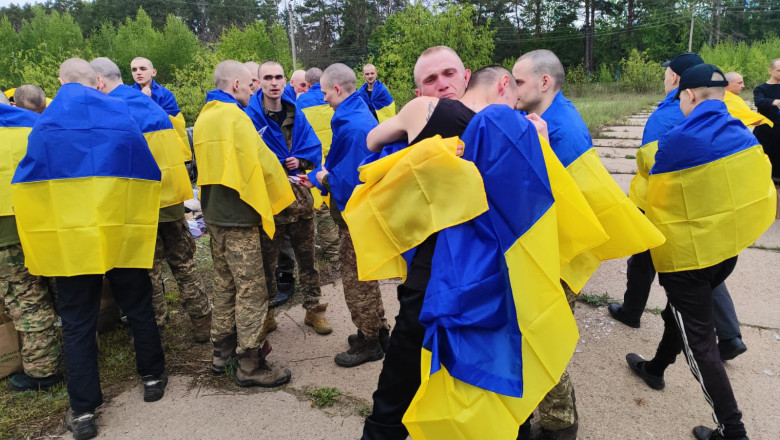 FOTO  Nou schimb de prizonieri între Rusia și Ucraina. 205 de soldați ai Kievului s-au întors acasă