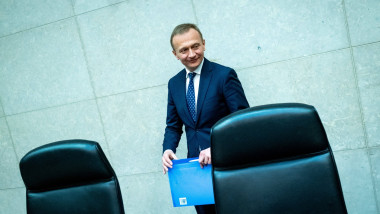 comisarul european pentru buget, Piotr Serafin.