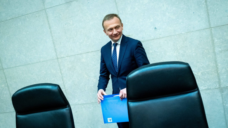 Comisar european: Mecanismul care permite suspendarea fondurilor UE pentru un stat membru va fi menţinut