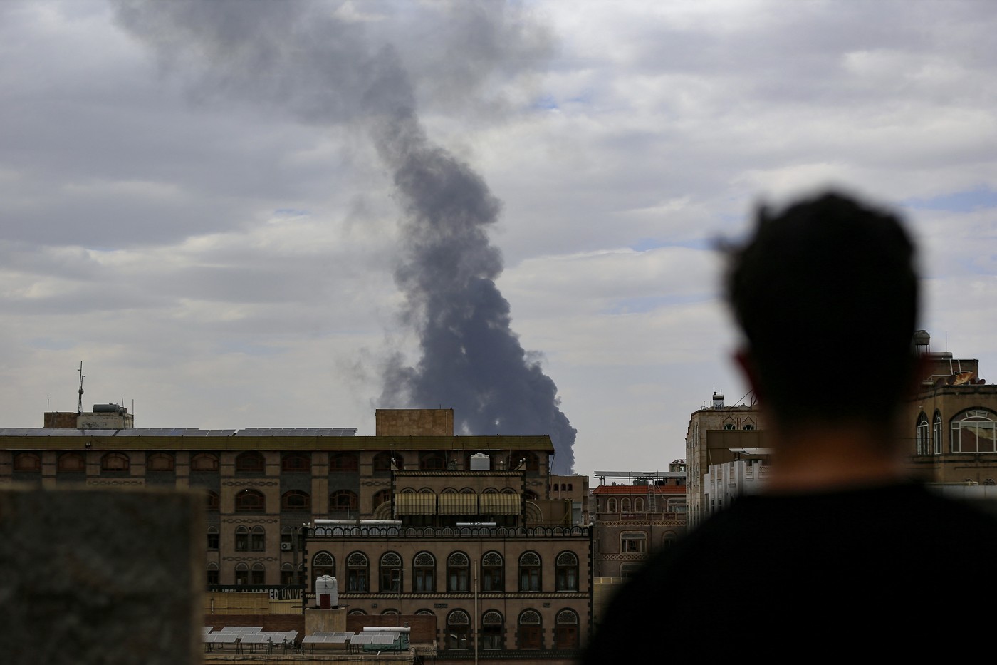Israelul a bombardat principalul aeroport din Sanaa, capitala Yemenului. Rebelii Houthi promit represalii