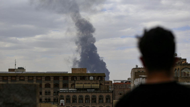 Israelul a bombardat principalul aeroport din Sanaa, capitala Yemenului. Rebelii Houthi promit represalii