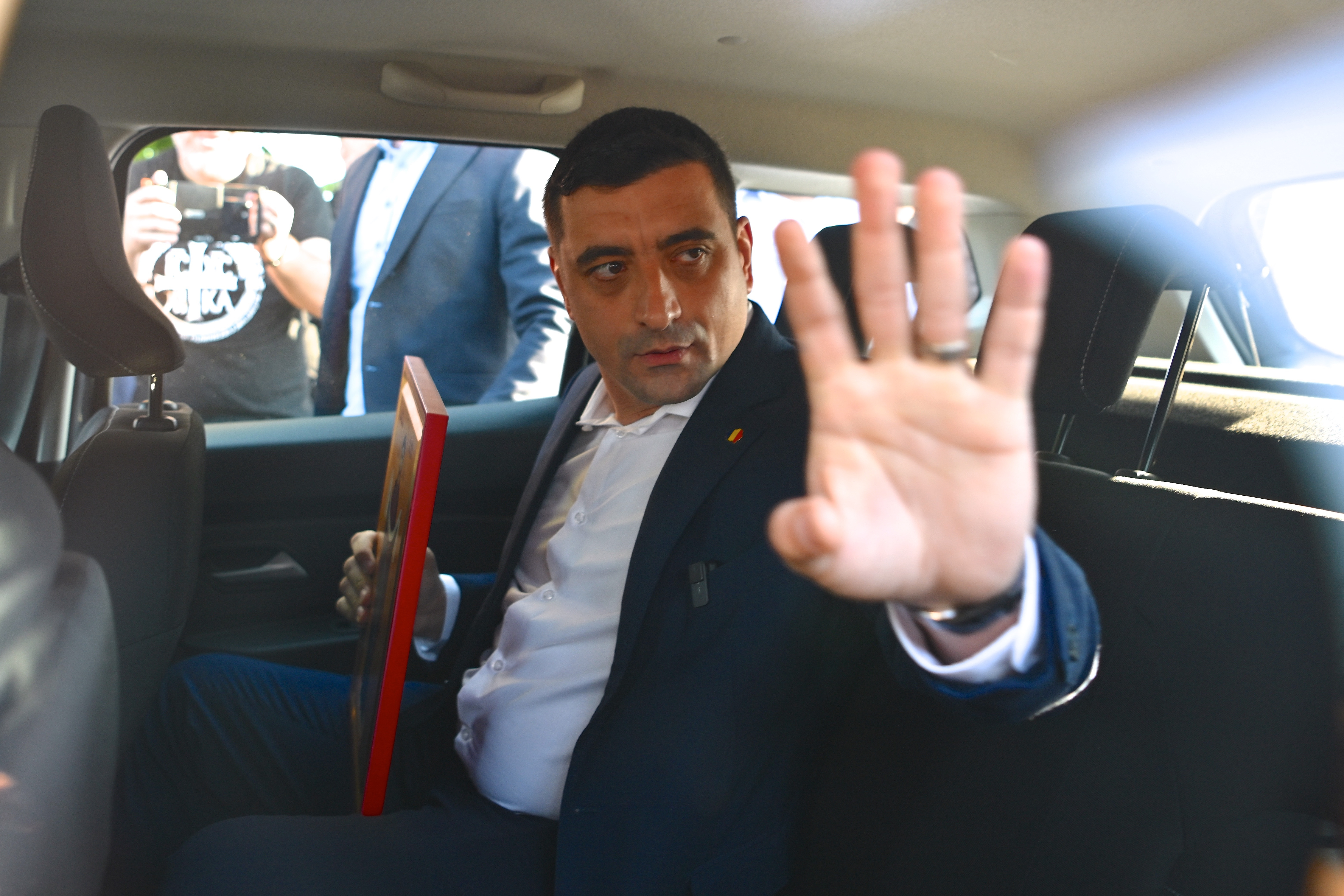 George Simion a fugit de jurnaliști după dezbaterea de la Camera de Comerț, unde a fost singurul participant