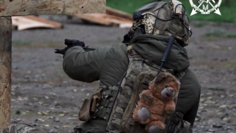 „Să ne amintim de ce luptăm”: Un soldat ucrainean poartă cu el ca talisman un ursuleț de pluș găsit într-un loc de joacă bombardat