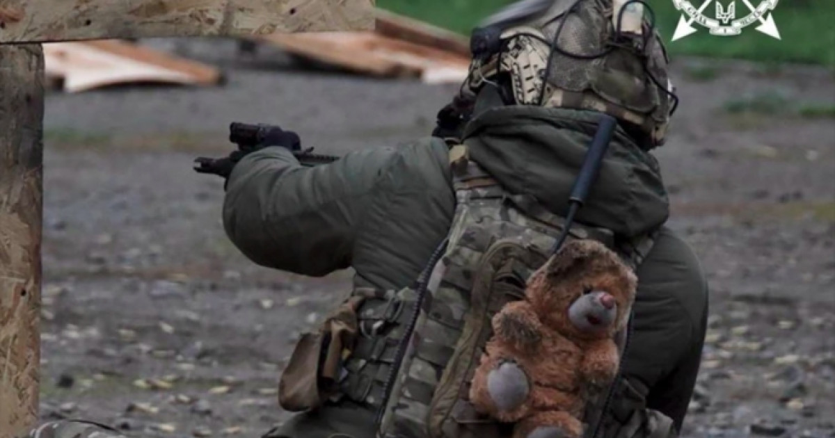 Să ne amintim de ce luptăm: Un soldat ucrainean poartă cu el ca talisman un ursuleț de pluș găsit într-un loc de joacă bombardat|EpicNews