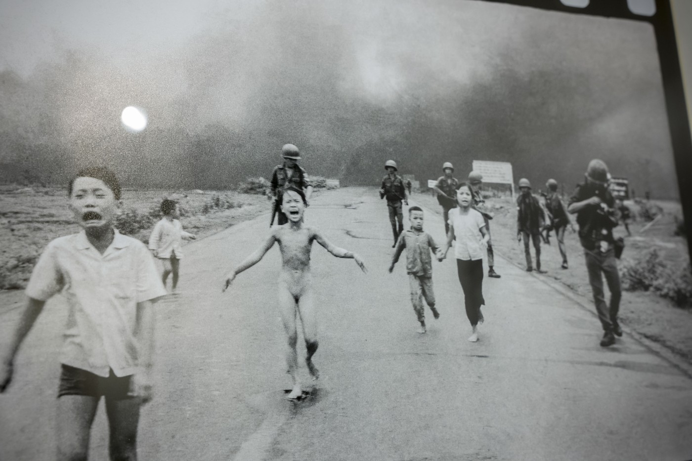 Controversa „Napalm girl”. Associated Press continuă să atribuie celebra imagine din războiul din Vietnam fotografului său Nick Ut