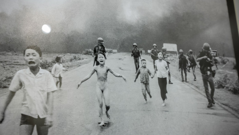 FOTO  Controversa „Napalm girl”. Associated Press continuă să atribuie celebra imagine din războiul din Vietnam fotografului său Nick Ut