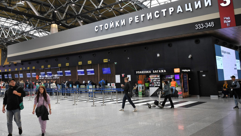 Mai multe aeroporturi rusești au fost închise pe fondul atacurilor cu drone. Sute de zboruri anulate