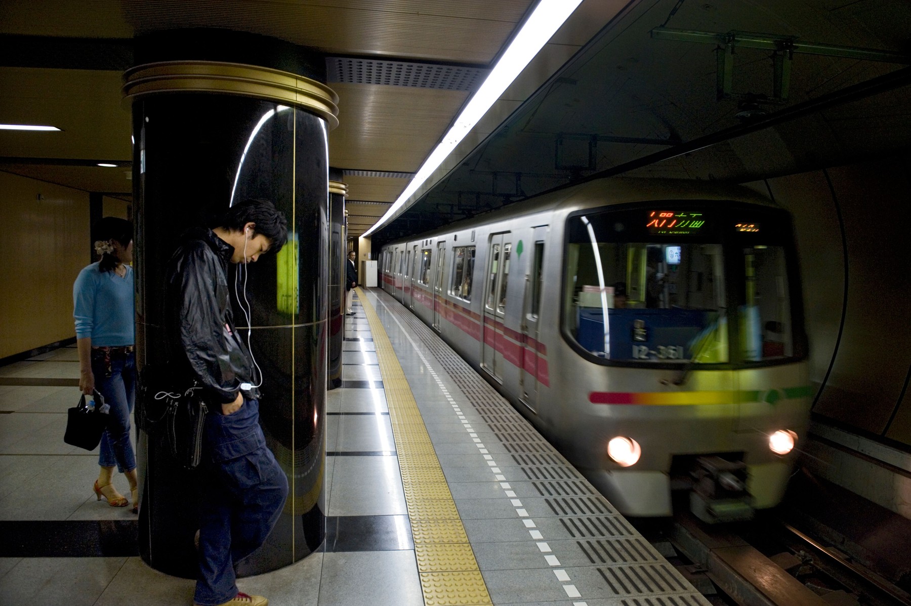 Alertă la metroul din Tokyo. Un bărbat a rănit mai multe persoane după ce le-a atacat cu cuțitul