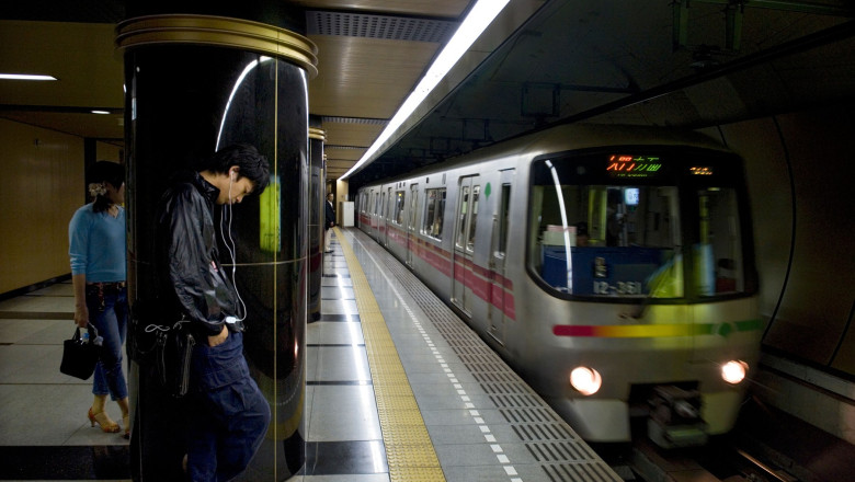 Alertă la metroul din Tokyo. Un bărbat a rănit mai multe persoane după ce le-a atacat cu cuțitul