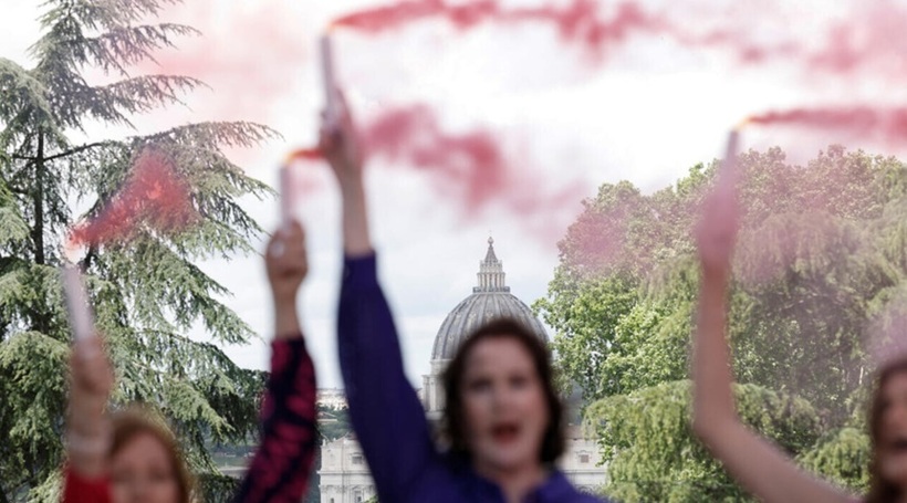 VIDEO. Fum roz la Vatican. Activiste cer includerea femeilor în Conclav
