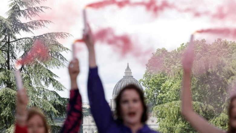 VIDEO. Fum roz la Vatican. Activiste cer includerea femeilor în Conclav