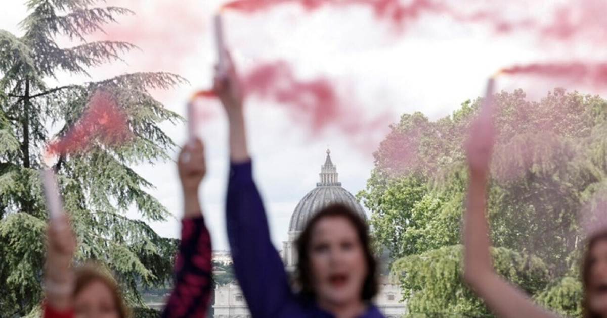 . Fum roz la Vatican. Activiste cer includerea femeilor în Conclav|EpicNews